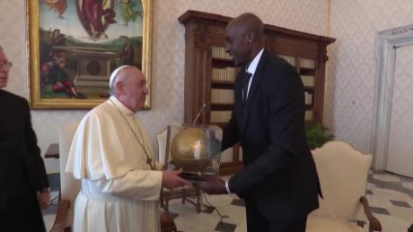 Pope Francis meets with Memphis Grizzles&#39; Anthony Tolliver in the Vatican.