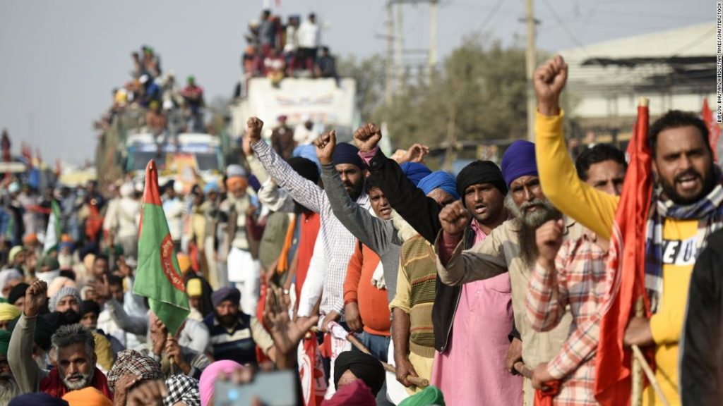 India farmers protests: Thousands swarm Delhi against deregulation rules