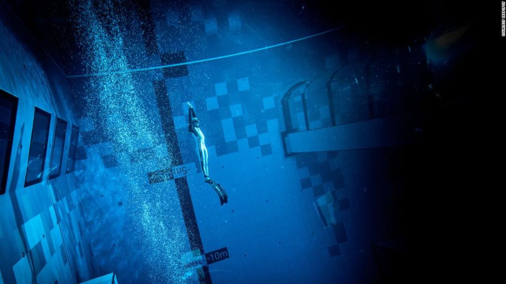 'World's deepest' swimming pool opens in Poland