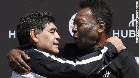 The late Argentinian football great Diego Maradona (L) and Pelé pose after a football match in 2016.