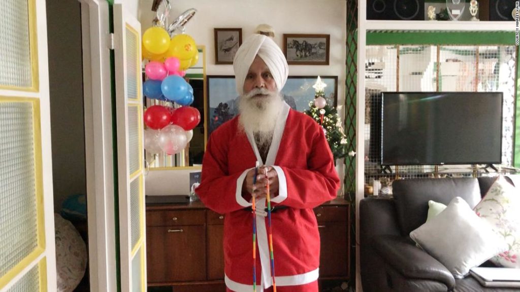 'Skipping Sikh Santa' spreads Christmas cheer