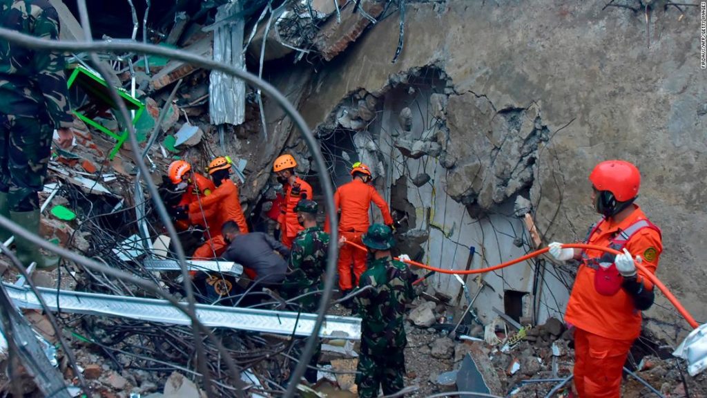 Aftershocks rattle quake-hit Indonesian island as search for survivors continues