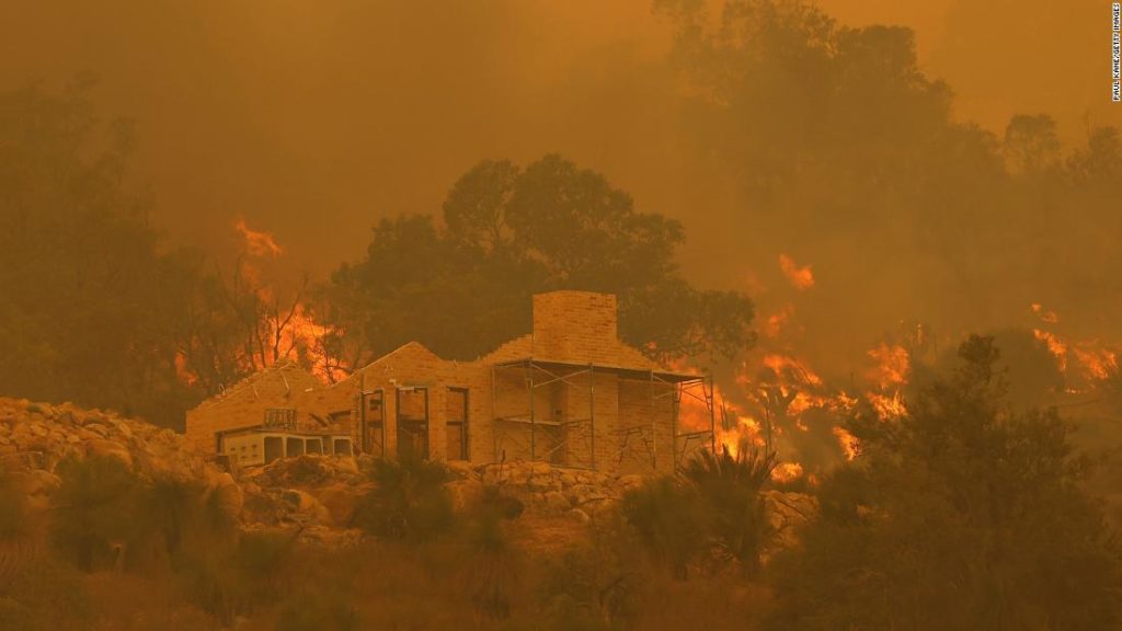 Australia fires: After Covid lockdown, a bushfire is forcing Perth residents to evacuate