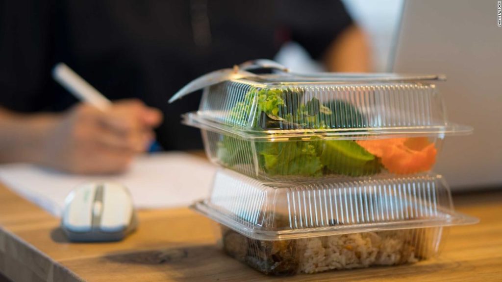 French workers can now eat lunch at their desks without breaking the law