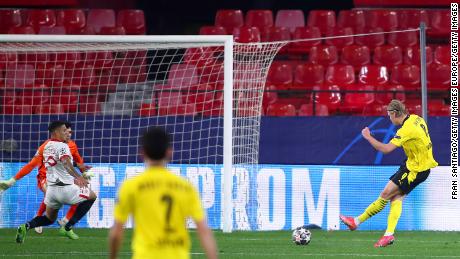 Haaland scores Dortmund&#39;s third goal against Sevilla. 