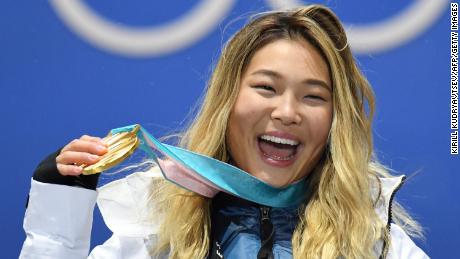 USA&#39;s gold medallist Chloe Kim poses on the podium at the 2018 Winter Olympic Games.