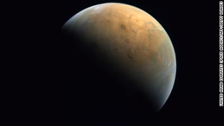UAE&#39;s Hope Probe Mars mission sends back its first picture of red planet