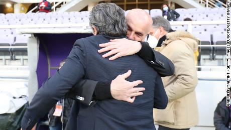 AC Milan coach Stefano Pioli hugs Cesare Prandelli before Sunday&#39;s clash, Prandelli&#39;s last in charge of Fiorentina.