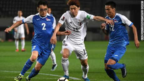 Osako keeps the ball under the challenge from Mongolian players.