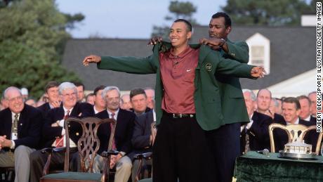 Woods puts on the Green Jacket in 2001 with the help of the previous year&#39;s champion Vijay Singh. 