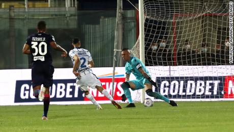 Achraf Hakimi scores Inter&#39;s second goal against Crotone.