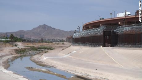 The border wall at the US-Mexico border separating El Paso, Texas and Ciudad Juárez, Mexico.
