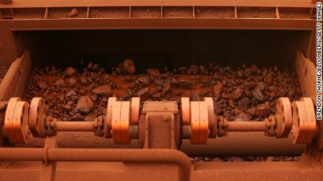 Iron ore passes through screening machinery at Fortescue Metals Group Ltd.&#39;s Solomon Hub mining operations in the Pilbara region, Australia, on Thursday, Oct. 27, 2016.
