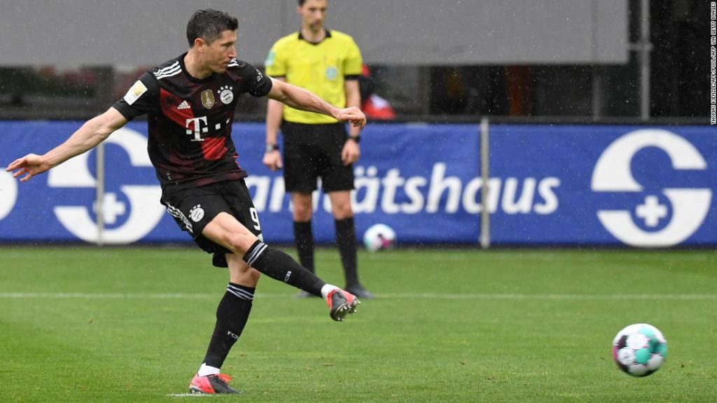Robert Lewandowski scores 40th Bundesliga goal of the season to equal Gerd Müller's record