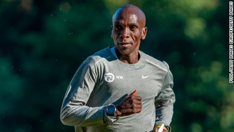 Eliud Kipchoge will wear Nike&#39;s controversial shoe for first time in an official race at the London Marathon