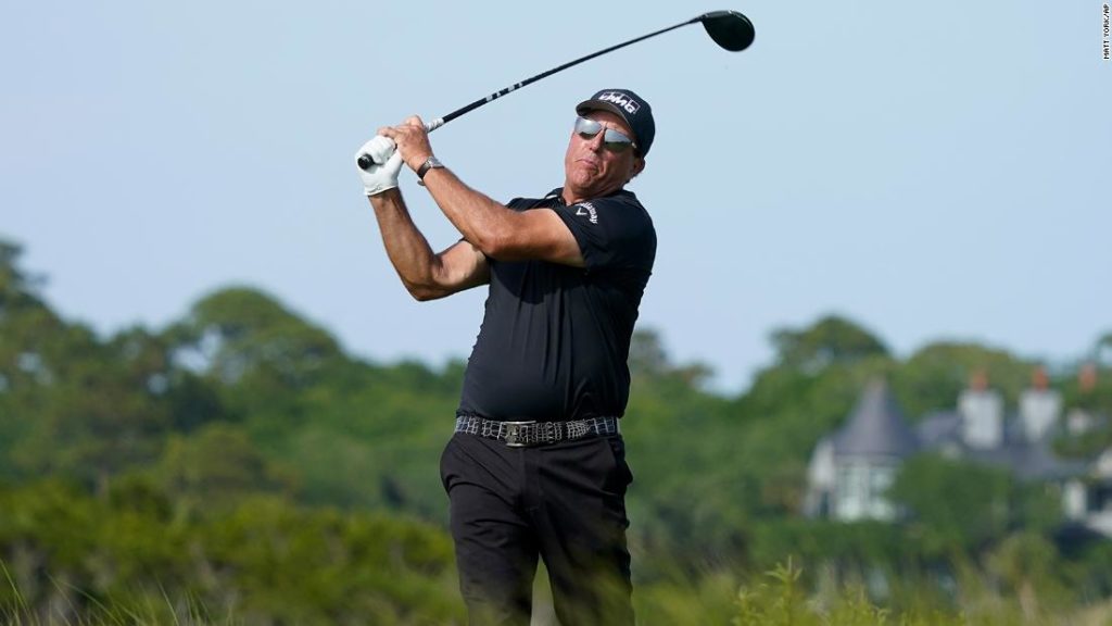 Phil Mickelson atop leaderboard heading into final round at PGA Championship