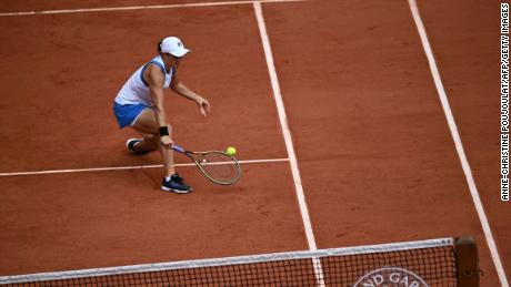 Barty returns the ball to Linette during their women&#39;s singles second round match.