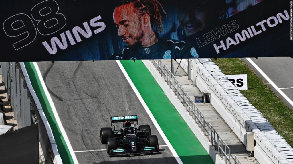 Lewis Hamilton extends Mercedes contract to 2023