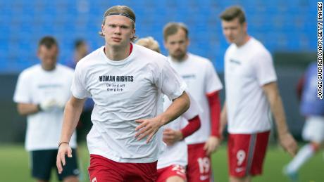 Norway&#39;s forward Erling Braut Haaland wears a t-shirt with the slogan &#39;Human rights, on and off the pitch&#39; as he warms up before the FIFA World Cup Qatar 2022 qualification football match between Norway and Turkey at La Rosaleda stadium in Malaga on March 27, 2021. 