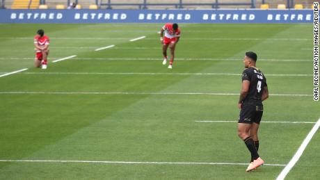 Israel Folau remains standing as other players take a knee on Super League&#39;s return