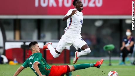 Montes Cesar of Mexico competes for the ball with Kolo Muani Randal of France.