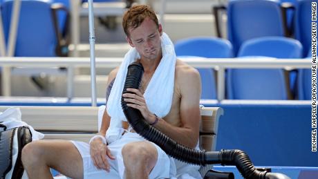 Daniil Medvedev cools down during the break by using a mobile air conditioner and a towel with ice cubes at the Ariake Tennis Park on Saturday.